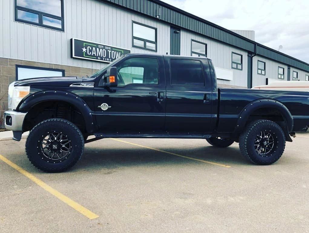 Customer pickup in front of the shop