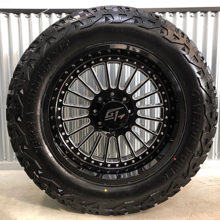 Off road wheel and tire